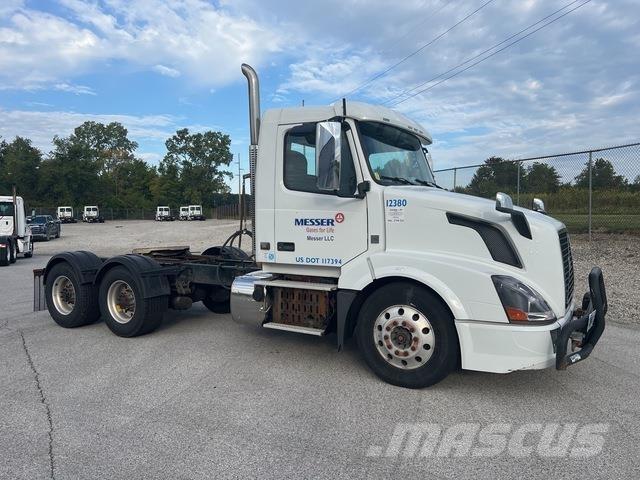 Volvo VNL64T Autotractoare