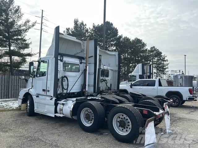 Volvo VNM Autotractoare