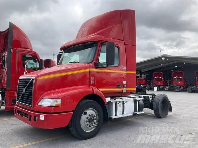 Volvo VNM Autotractoare