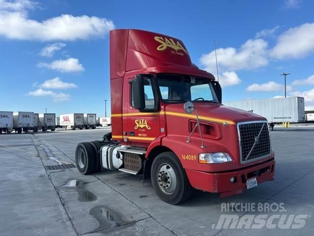 Volvo VNM Autotractoare