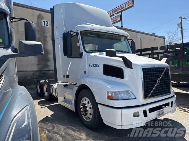 Volvo VNM Autotractoare