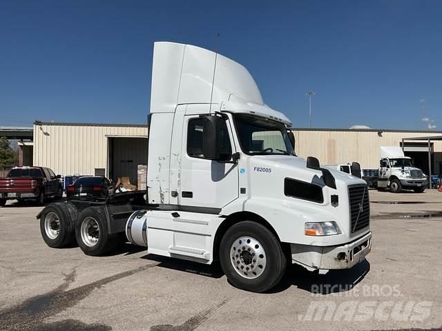 Volvo VNM Autotractoare