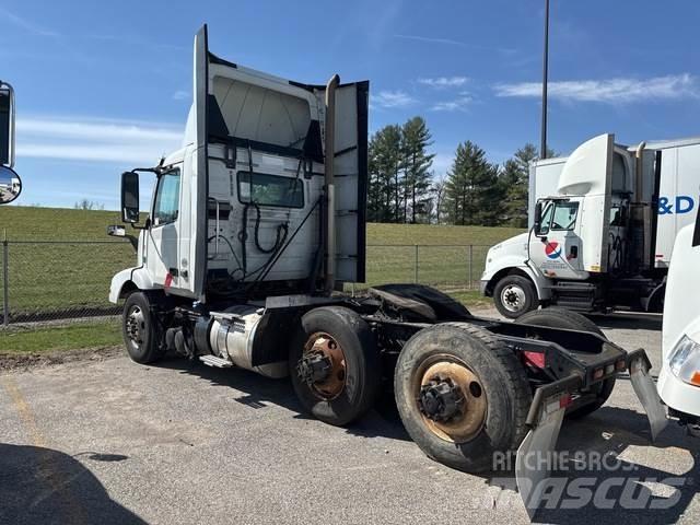 Volvo VNM Autotractoare