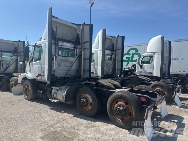 Volvo VNM Autotractoare