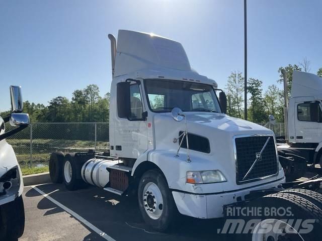 Volvo VNM Autotractoare