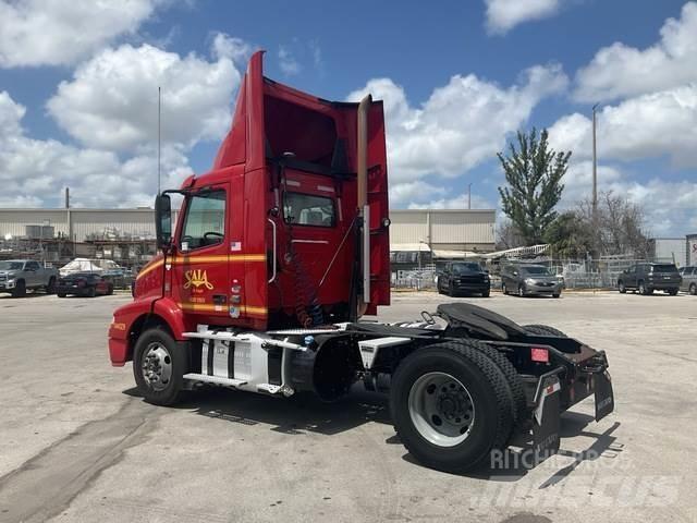 Volvo VNM Autotractoare