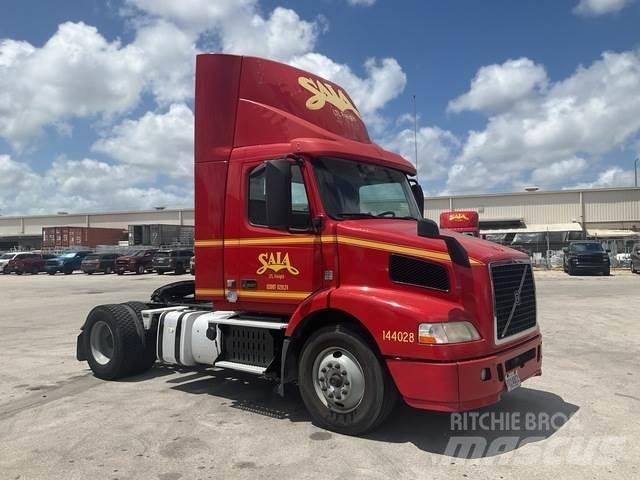 Volvo VNM Autotractoare
