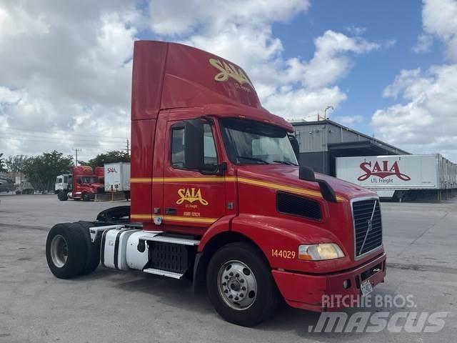 Volvo VNM Autotractoare