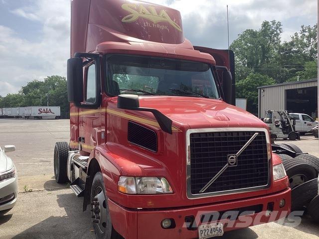 Volvo VNM Autotractoare