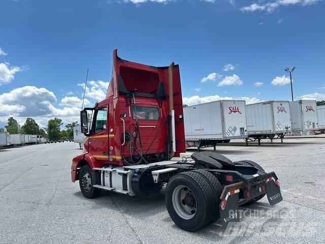 Volvo VNM Autotractoare