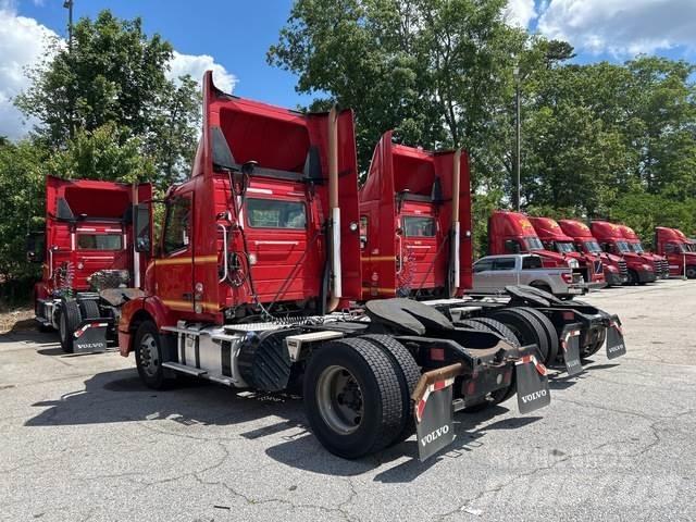 Volvo VNM Autotractoare