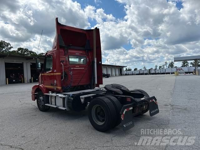 Volvo VNM Autotractoare