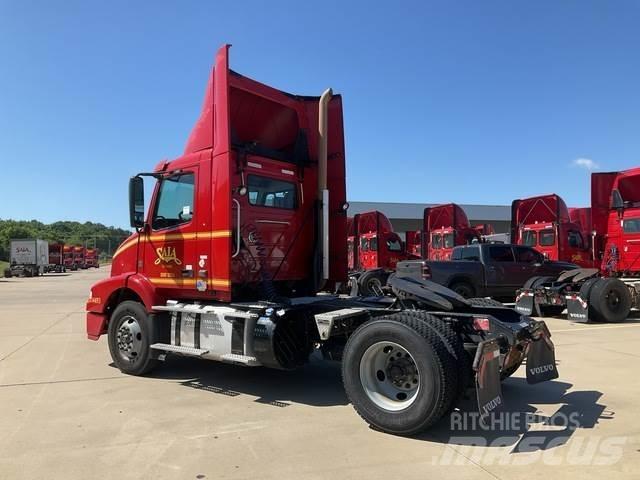 Volvo VNM Autotractoare