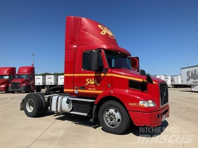 Volvo VNM Autotractoare