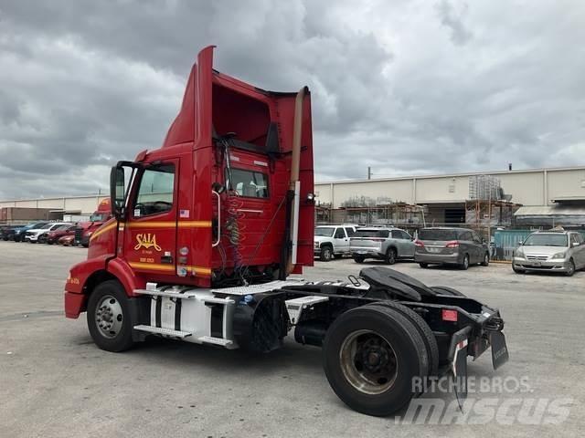Volvo VNM Autotractoare