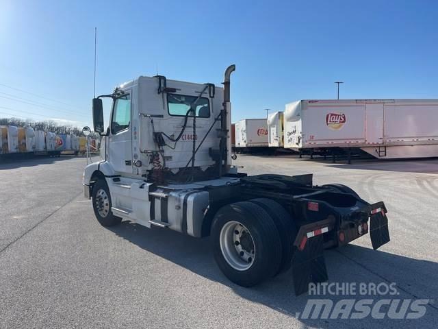 Volvo VNM Autotractoare