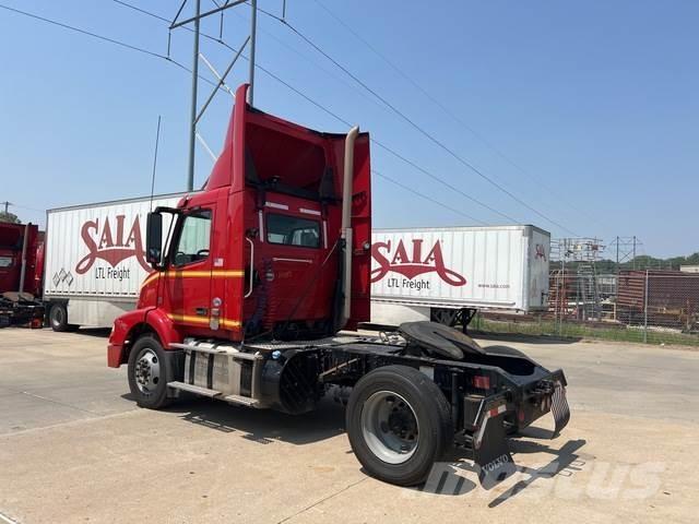 Volvo VNM Autotractoare
