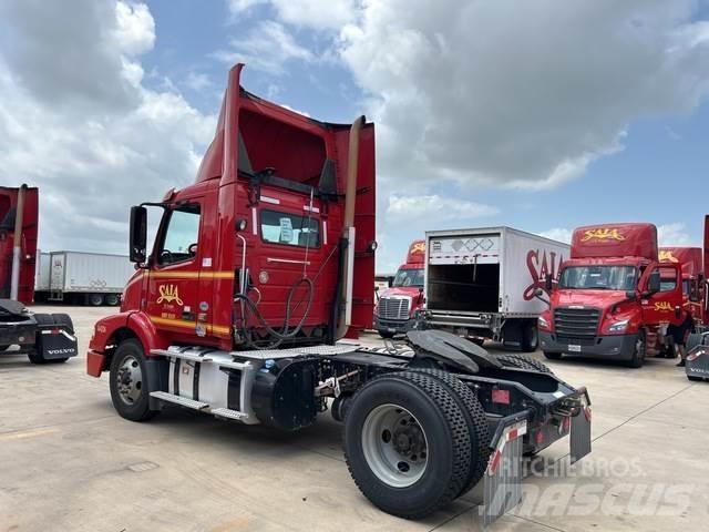 Volvo VNM Autotractoare