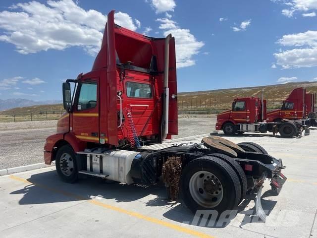 Volvo VNM Autotractoare