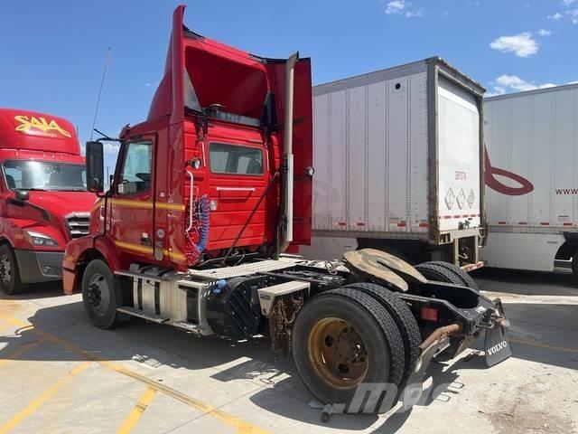 Volvo VNM Autotractoare