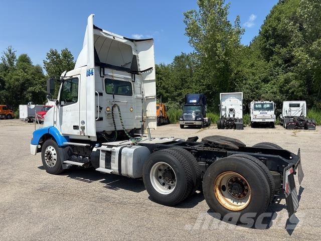 Volvo VNM Autotractoare
