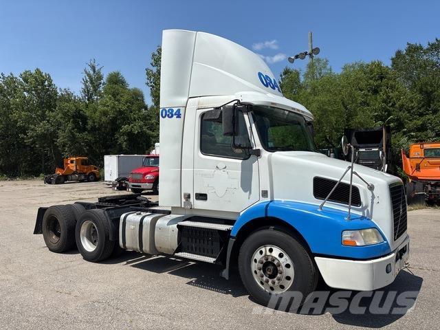 Volvo VNM Autotractoare