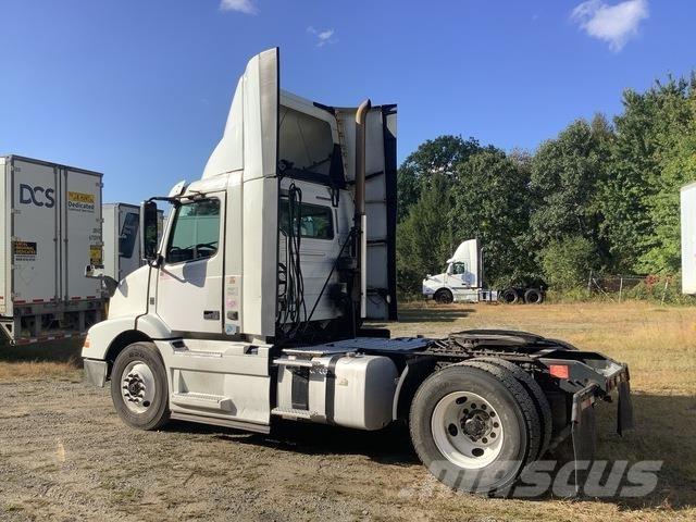 Volvo VNM Autotractoare