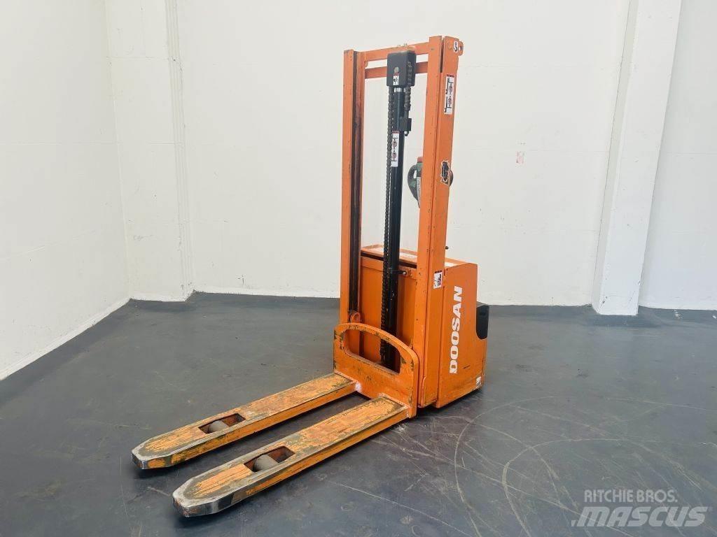 Doosan LEDS12.5C Transpaleta manuala