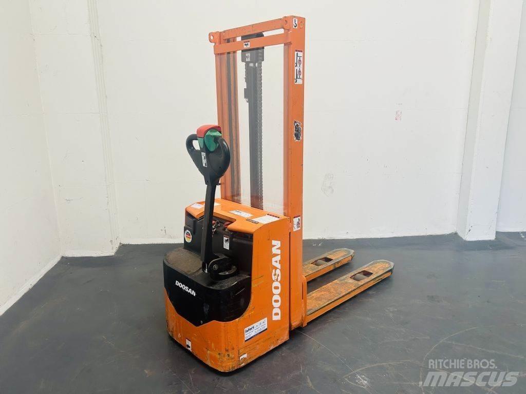 Doosan LEDS12.5C Transpaleta manuala