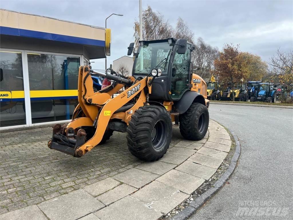CASE 321F Incarcator pe pneuri