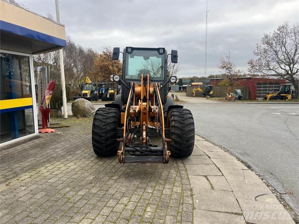 CASE 321F Incarcator pe pneuri