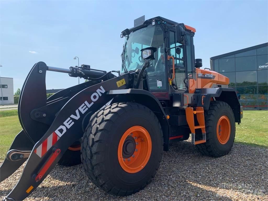 Develon DL250-7 Incarcator pe pneuri