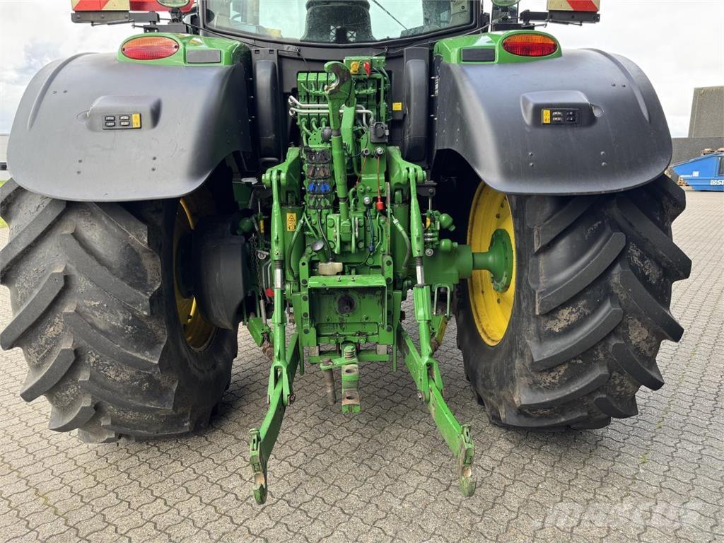 John Deere 6215R Tractoare