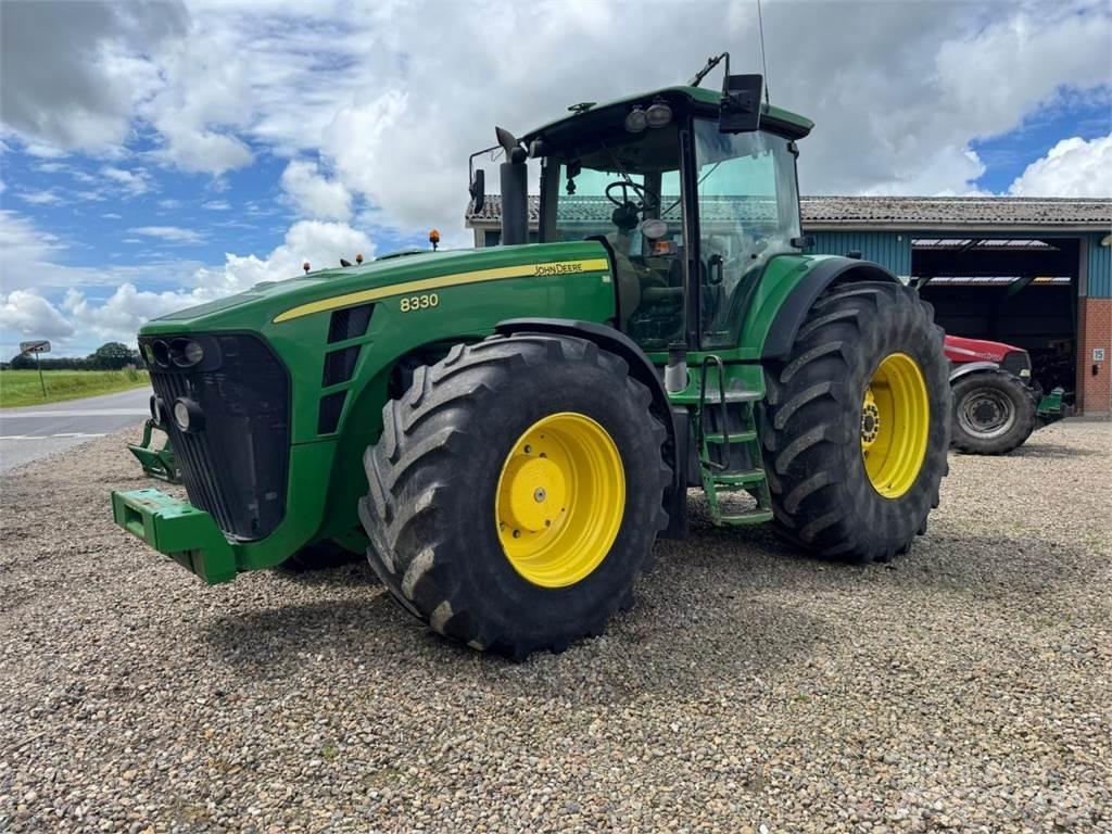 John Deere 8330 Tractoare
