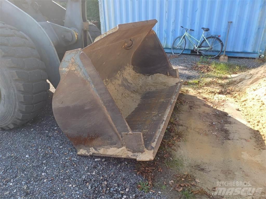 Komatsu WA270 Incarcator pe pneuri