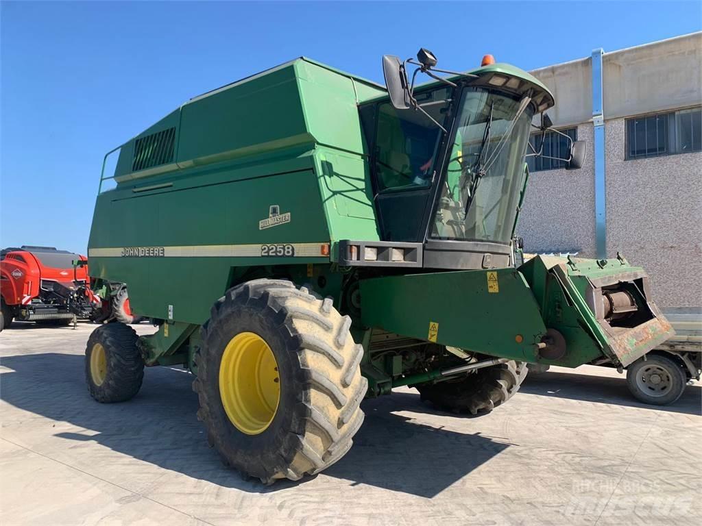 John Deere 2258 Combine de secerat