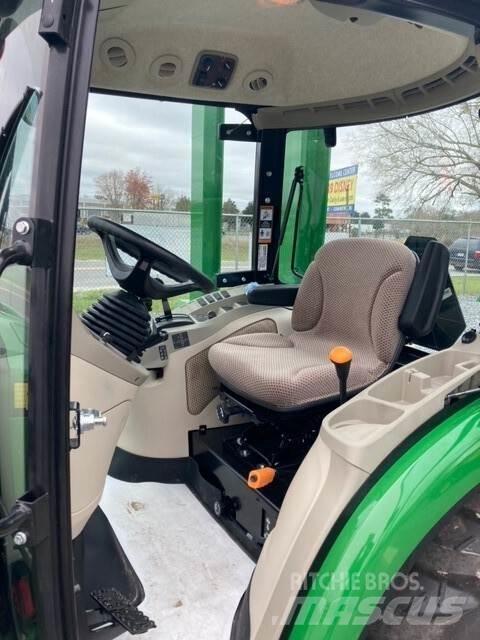 John Deere 3046R Tractoare