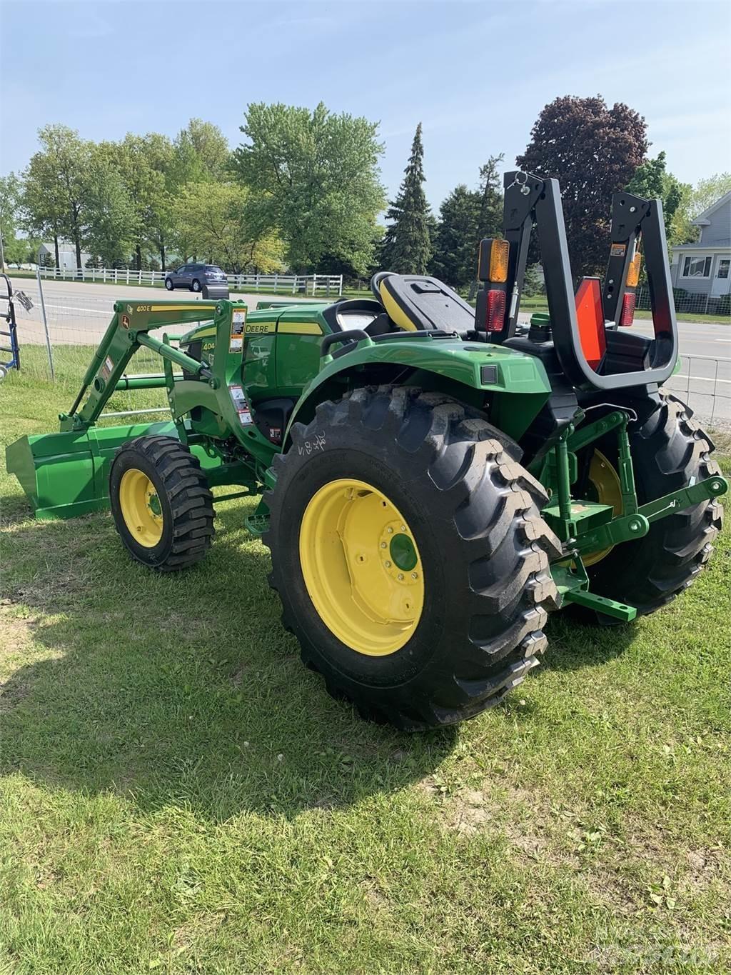 John Deere 4044M Tractoare