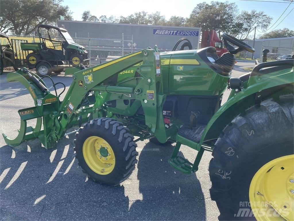 John Deere 4044R Tractoare