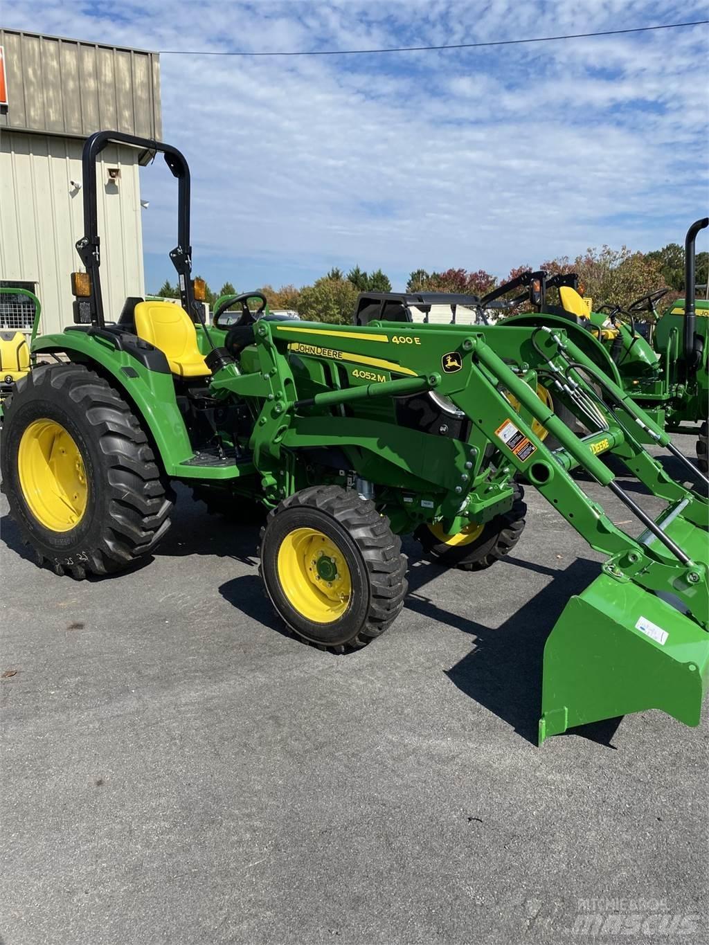John Deere 4052M Tractoare