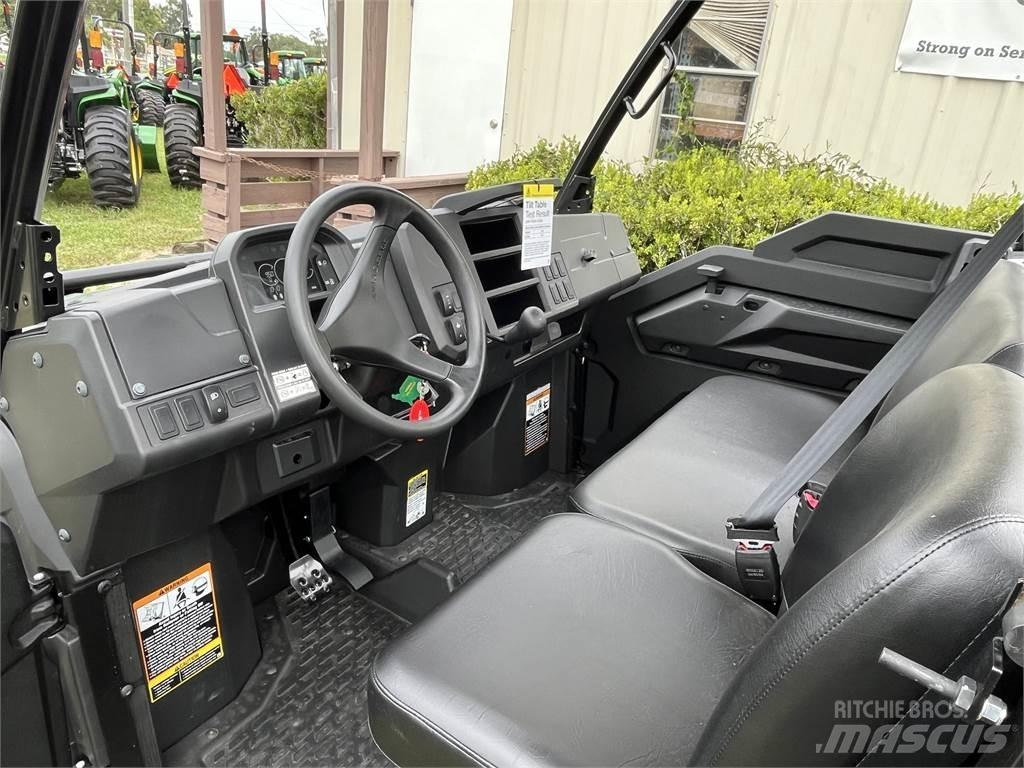John Deere 835M Masini utilitare