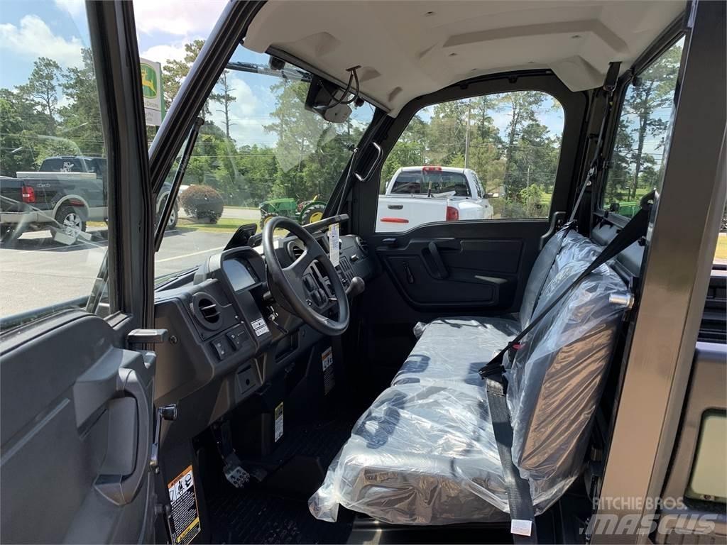 John Deere 835M Masini utilitare
