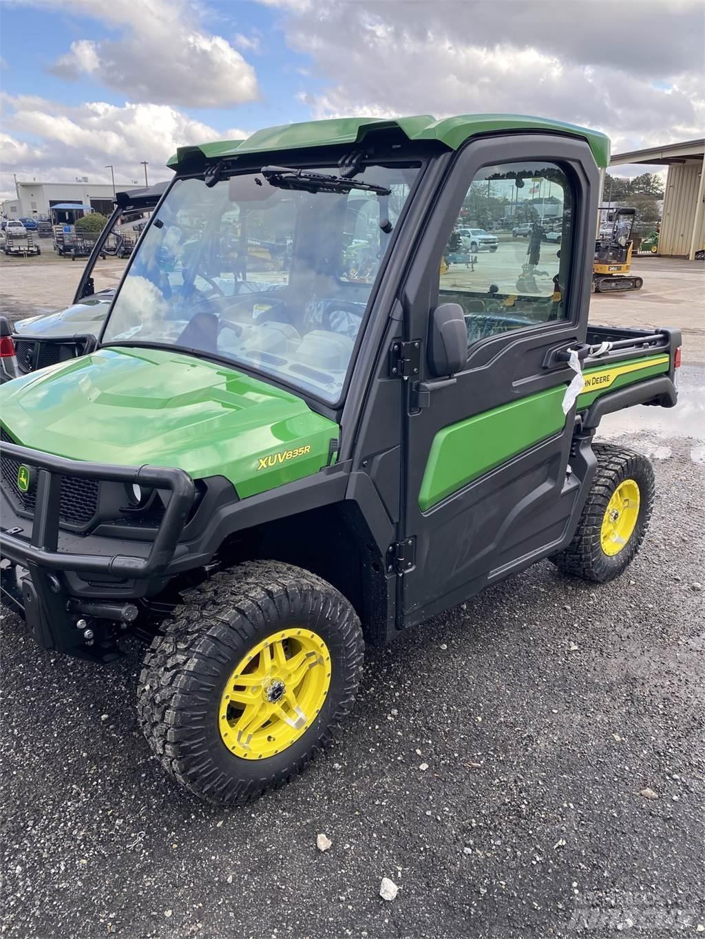 John Deere 835R Masini utilitare