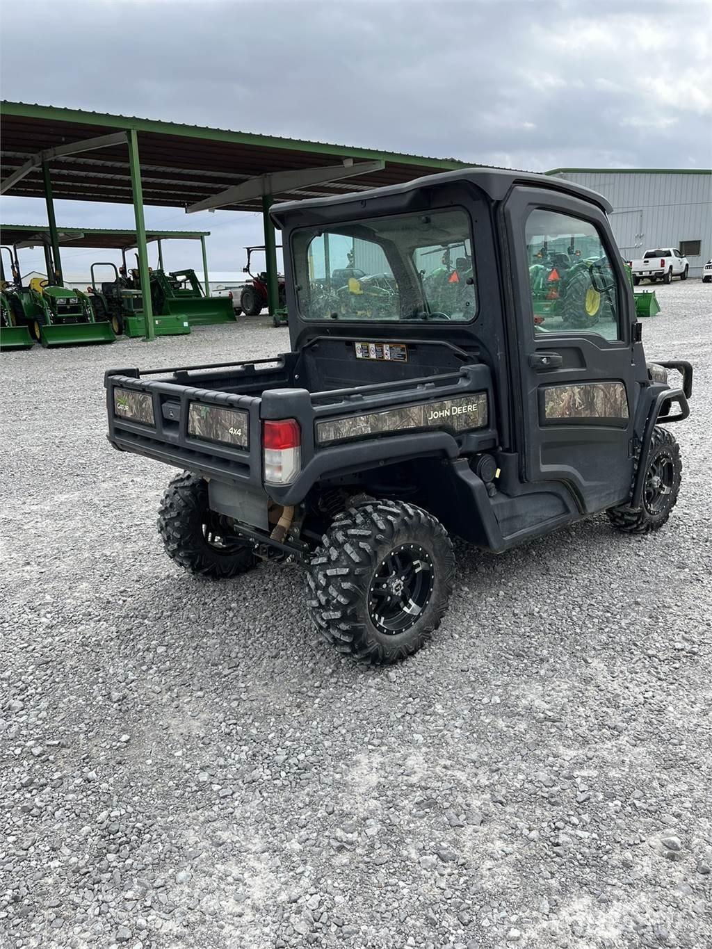 John Deere 835R Masini utilitare