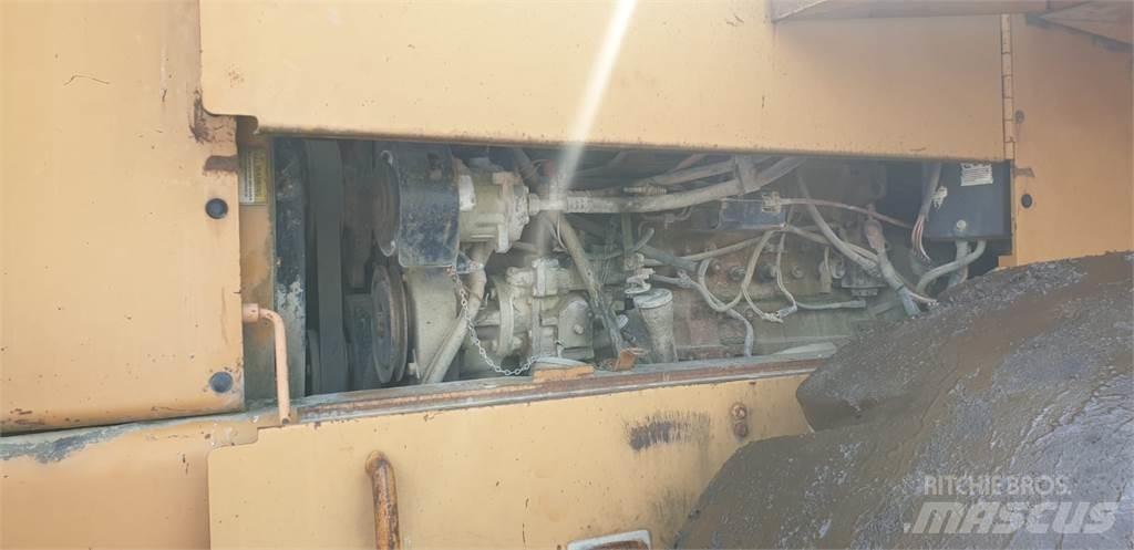 CASE 921 B Incarcator pe pneuri