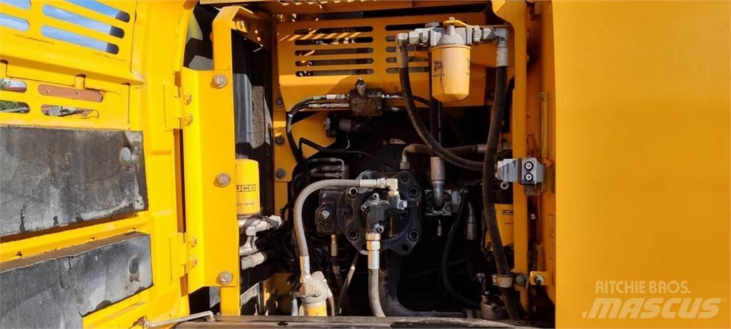 JCB JS220LC Plus + Excavatoare pe șenile
