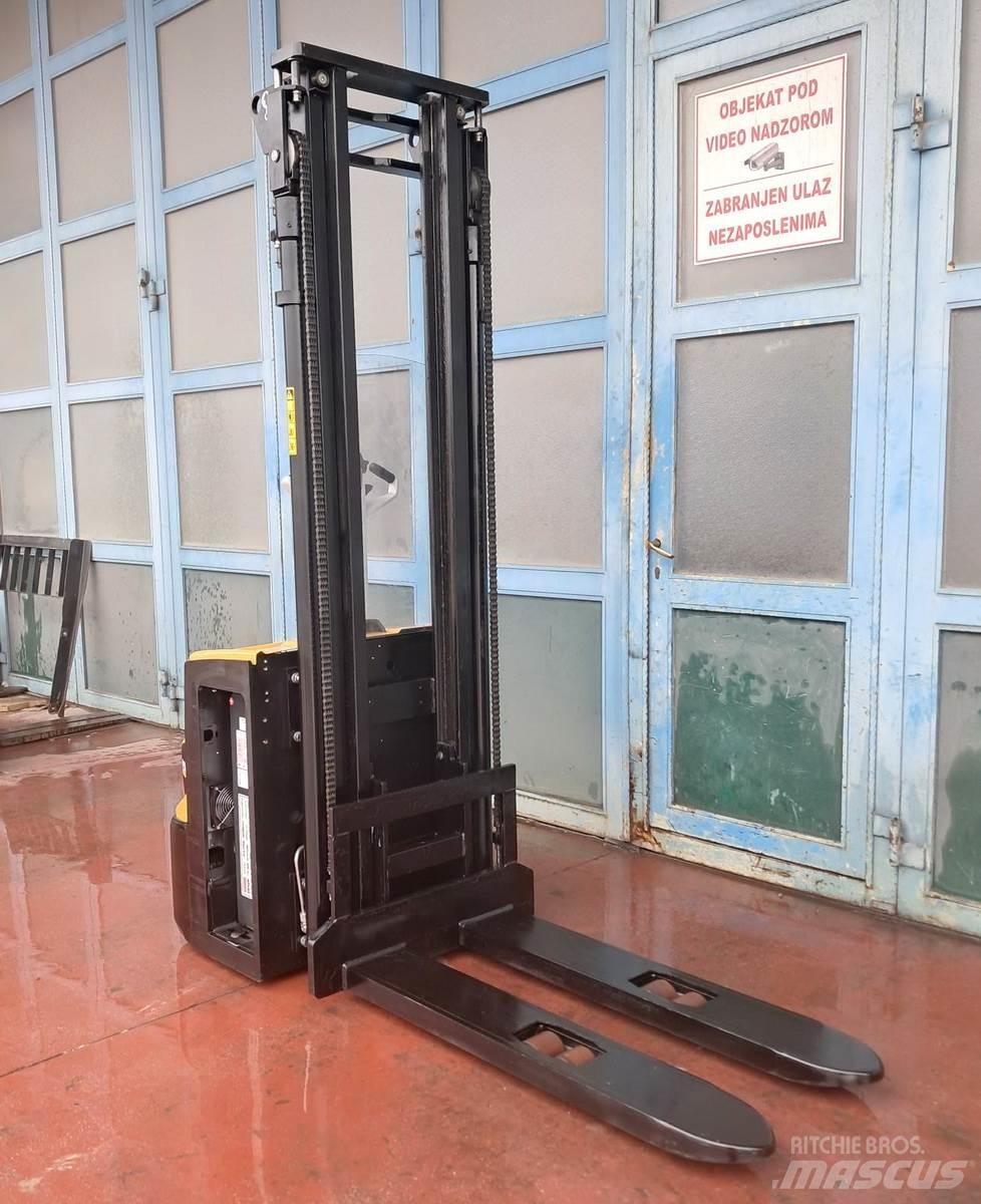 CAT NSP12N2 Transpaleta manuala