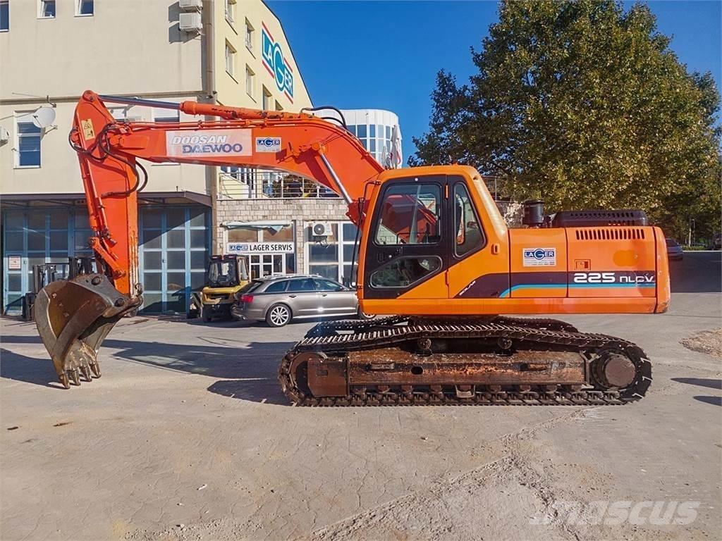 Doosan SOLAR 225NLC-V Excavatoare pe șenile
