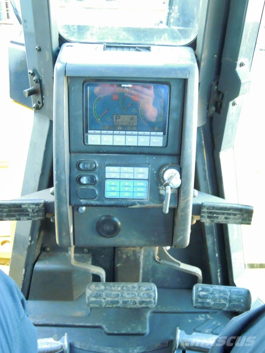 Komatsu D155AX-6 Buldozere pe senile