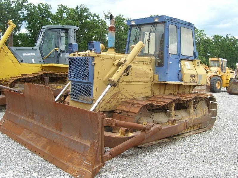Komatsu D65E-8 Buldozere pe senile